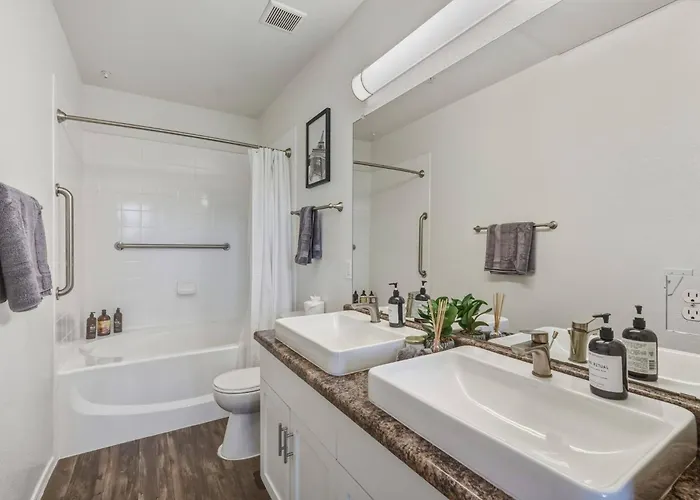 Ascent 1070 2br L 2ba L Free Parking L Pool L Gym Apartment *